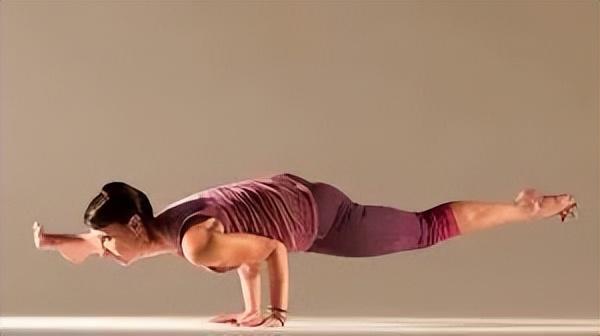 瑜伽网红都在挑战的单腿乌鸦式，这做简单多了！