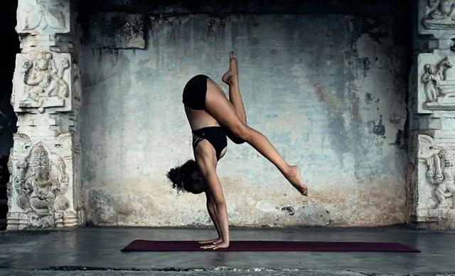 练阿汤26年，她的瑜伽处处高能，让男士都为之折服！