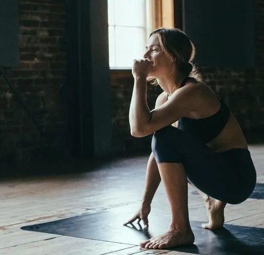 10个平衡女性荷尔蒙的瑜伽动作，越练脸色越红润！