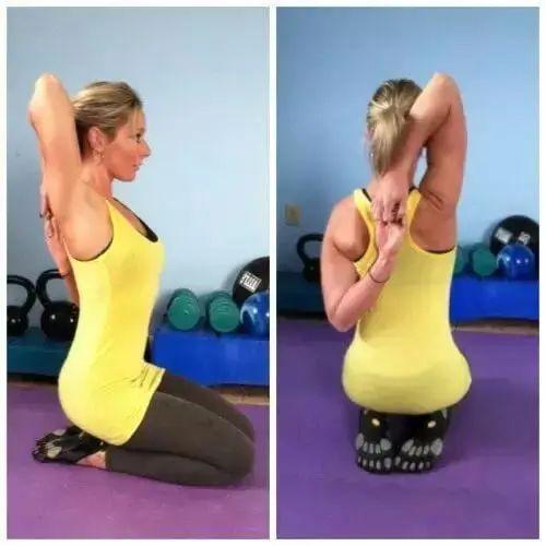 3个瑜伽理疗动作，有效预防肩周炎，改善富贵包，让肩颈年轻态！