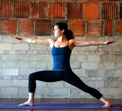 瑜伽战士二中找到坐骨到脚跟的力线，让你的练习更有效更稳定！