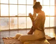 瑜伽练习体式是服务于身体的，这样练可以疗愈练习者自身！