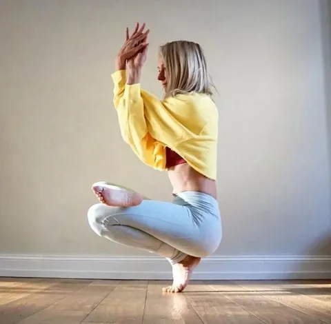 瑜伽深蹲经常练习，踮着脚尖蹲你试过吗？难度有点大！