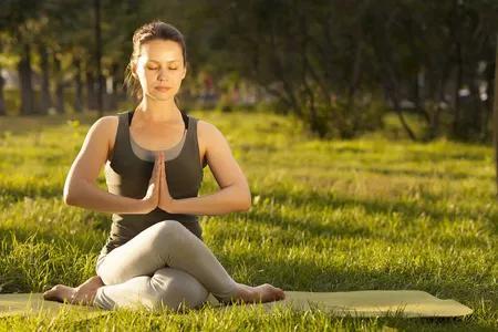 养生瑜伽：在炎热的夏天保持舒适的练习可以缓解身体的燥热！
