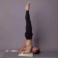 练瑜伽：肩倒立的正确练习方式，每一次肩倒立都在帮你深度开肩