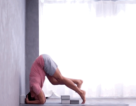 我的实践经验：瑜伽倒立双腿怎么抬离地面？技巧都在这里！
