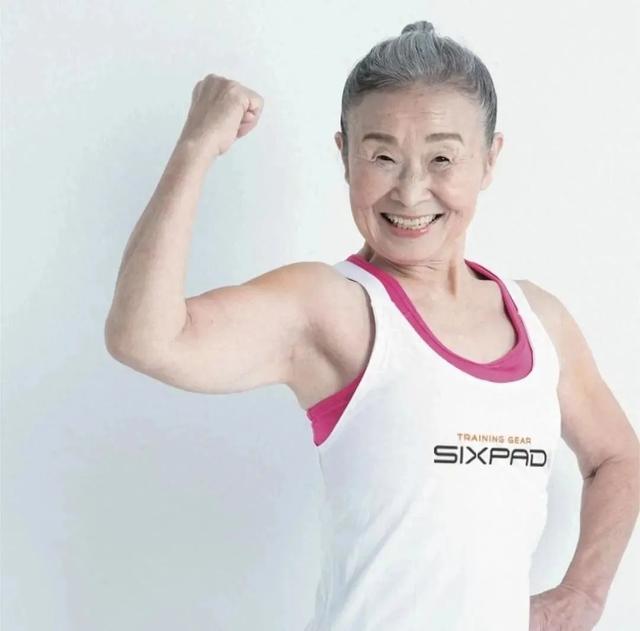 92岁奶奶瑜伽健身30年，身材完爆年轻人，人生下半场拼的就是健康