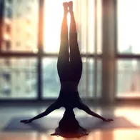 这7个瑜伽倒立体式，从易到难，总有一个适合你