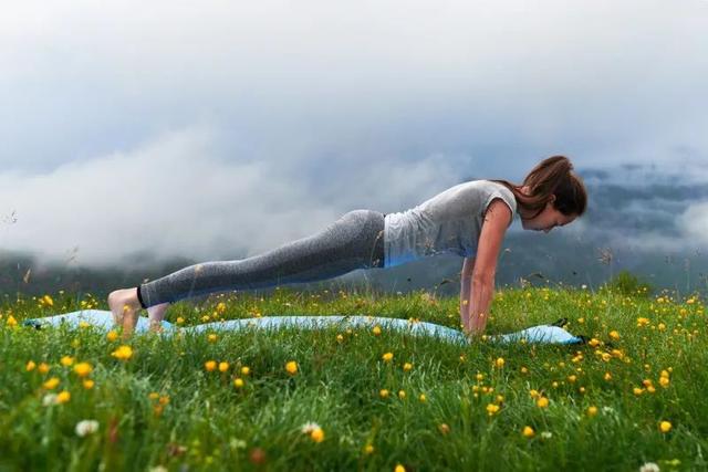 瑜伽斜板式，一个值得你每天练习的瑜伽体式！