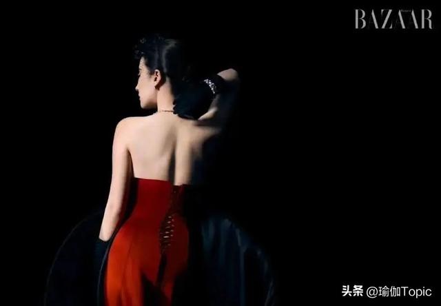 36岁刘亦菲近照曝光，从「溜肩」变「直角肩」，她到底做了什么？