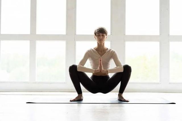 教你一招：瑜伽“深蹲”，越练越年轻！