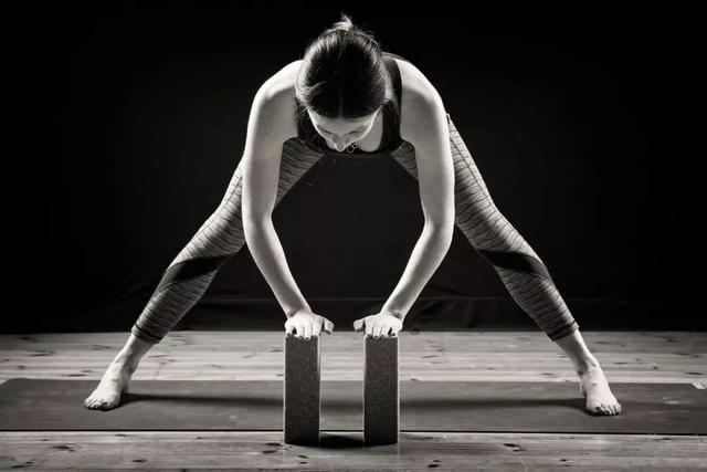 这7个瑜伽体式练下来，核心有力了，身体更灵活了！