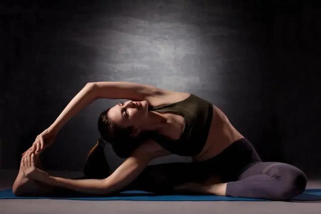 3个瑜伽体式，拉伸侧腰，塑造迷人性感“小蛮腰”！