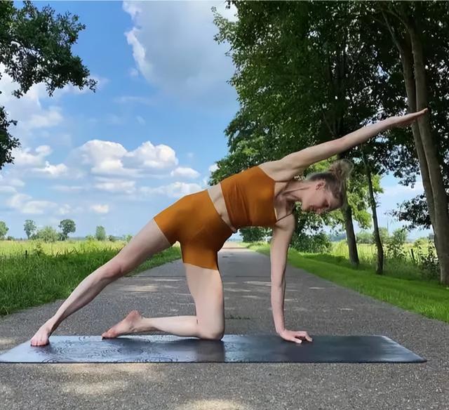 3个瑜伽体式，拉伸侧腰，塑造迷人性感“小蛮腰”！