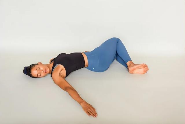 晨练瑜伽：10分钟做12个体式，让你一天活力满满！